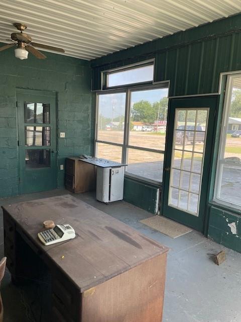 1403 W Columbia St, Okemah, OK 74859 - unfurnished sunroom with ceiling fan and healthy amount of natural light