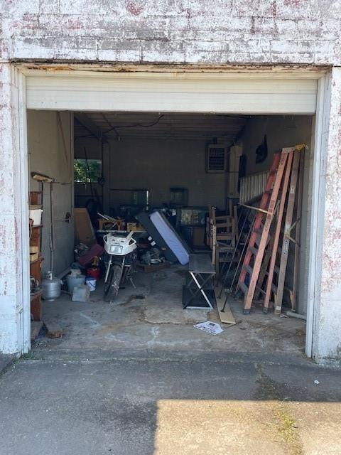 1403 W Columbia St, Okemah, OK 74859 - view of garage