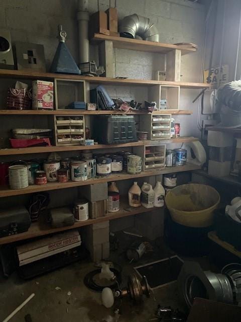 1403 W Columbia St, Okemah, OK 74859 - view of storage room