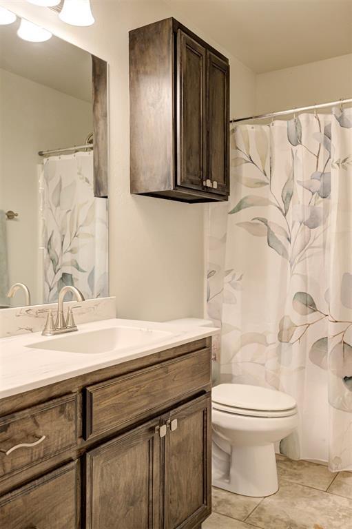 1109 Hickory Creek Dr, Yukon, OK 73099 - full bathroom featuring vanity and a shower with curtain