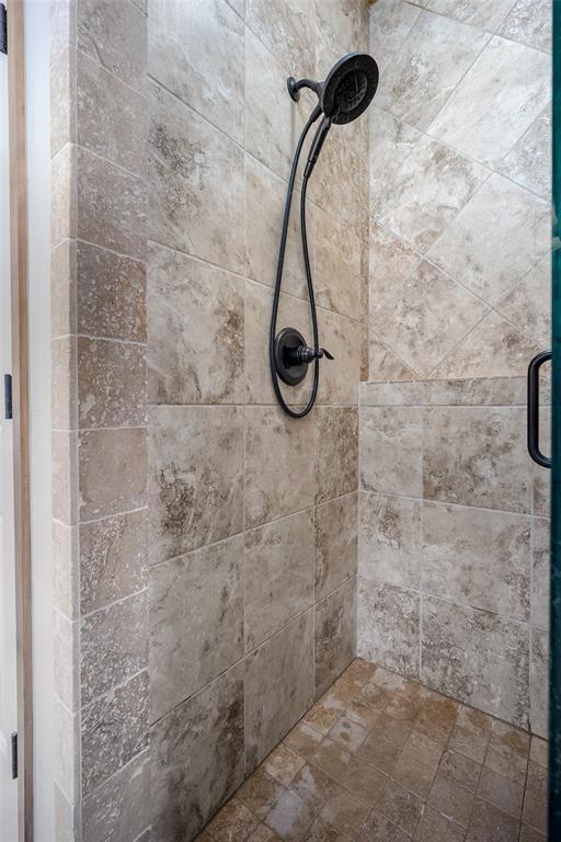 6813 Chelsey Ln, Oklahoma City, OK 73132 - full bathroom featuring a stall shower