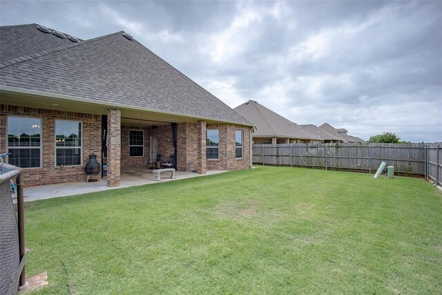 6813 Chelsey Ln, Oklahoma City, OK 73132 - fenced backyard featuring a patio