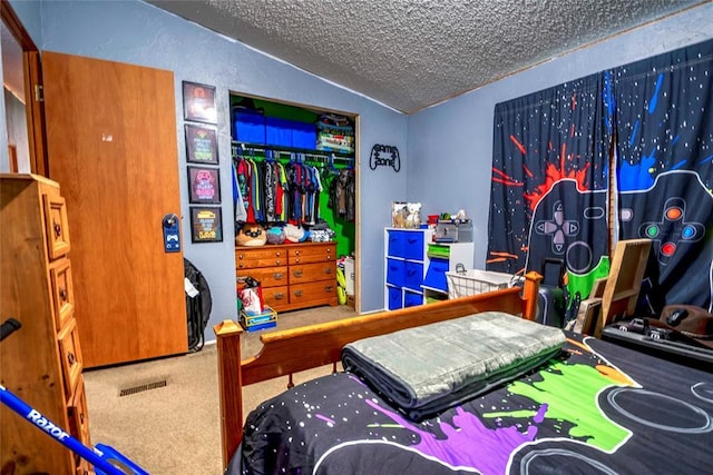 910903 S 3444th Rd, Chandler, OK 74834 - bedroom featuring vaulted ceiling, a textured ceiling, carpet flooring, and a closet