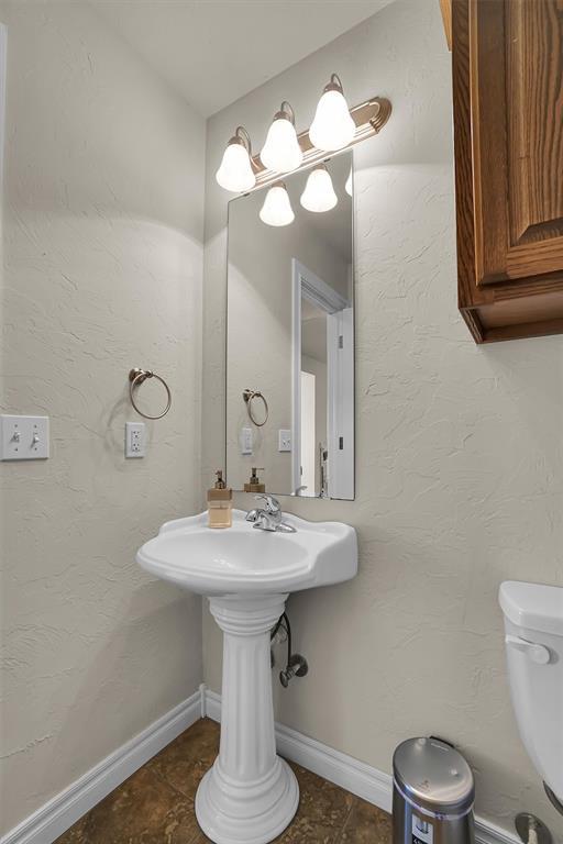 1809 Foxtail Cir, Altus, OK 73521 - bathroom featuring baseboards