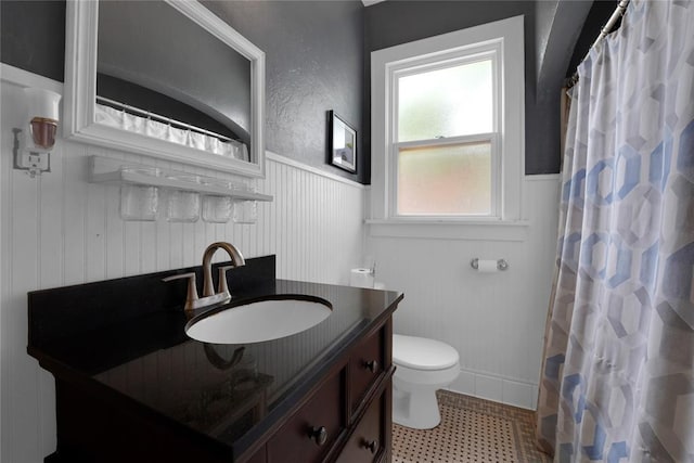 201 S Park Rd, Hobart, OK 73651 - full bath featuring vanity, a wainscoted wall, and a shower with shower curtain