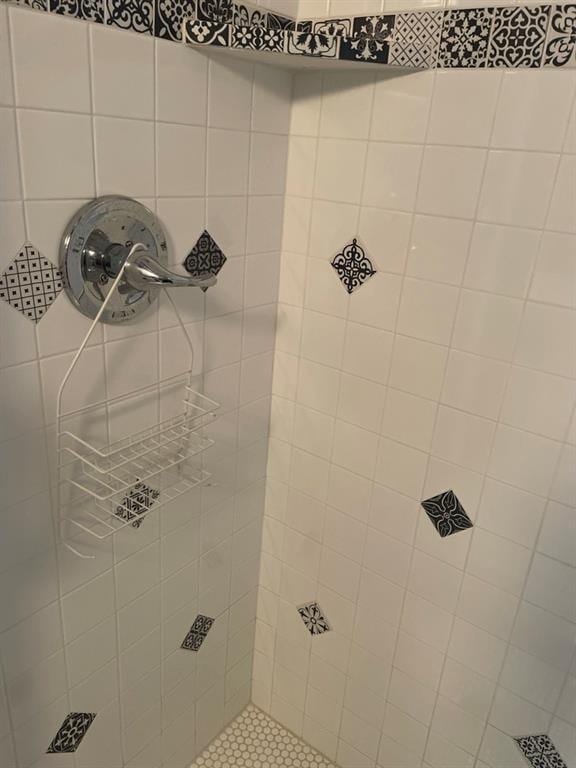 2 Sequoyah Blvd, Shawnee, OK 74801 - bathroom featuring tiled shower
