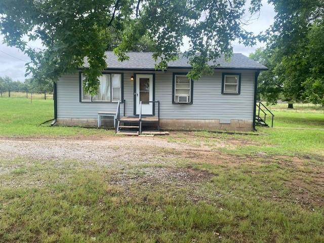 17221 S 76th Hwy, Lindsay, OK 73052 - ranch-style house featuring a front yard and cooling unit