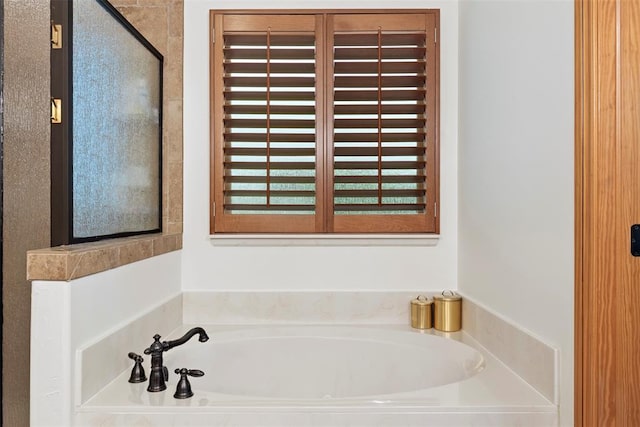 1900 Cobblestone Dr, Shawnee, OK 74804 - full bath featuring a garden tub
