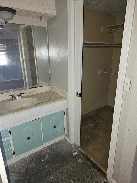 1137 Mallard Dr, Del City, OK 73115 - bathroom with vanity