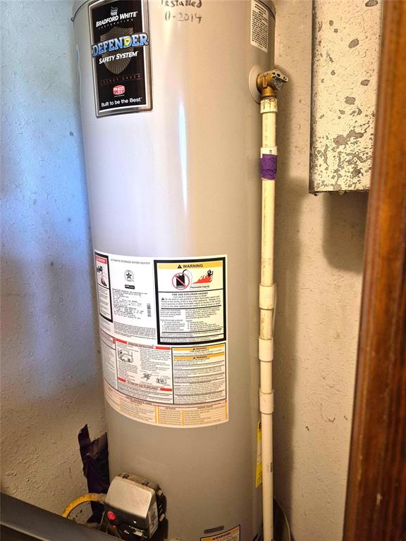3120 Del Rey Dr, Midwest City, OK 73110 - utility room featuring gas water heater