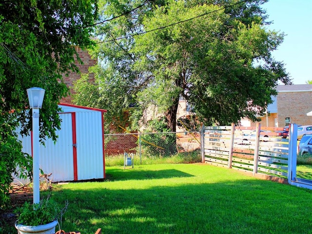2605 N Kate Ave, Oklahoma City, OK 73111 - view of yard featuring a shed