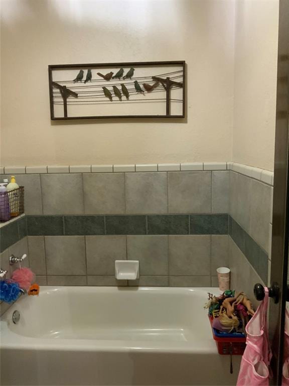 2709 Timber Ct, Chickasha, OK 73018 - bathroom featuring a garden tub