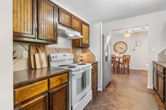 275 S Ranchette Rd, Mead, OK 73449 - kitchen with white range with electric cooktop, under cabinet range hood, stainless steel fridge with ice dispenser, backsplash, and a ceiling fan