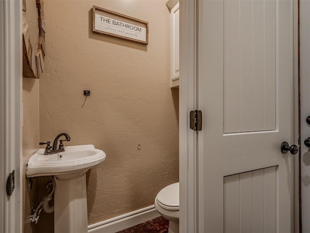 19855 Walker Rd, Mcloud, OK 74851 - bathroom with toilet and baseboards