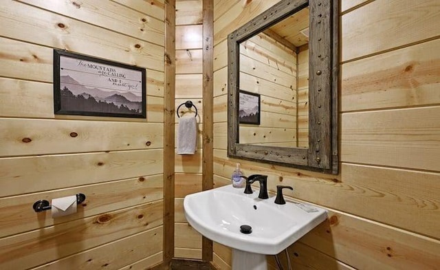 1723 Pine Hills Rd, Broken Bow, OK 74728 - bathroom featuring wooden walls