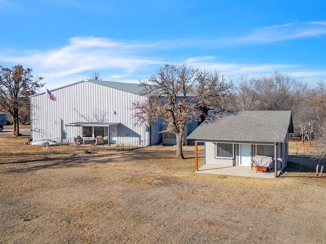 500 W Simpson Rd, Edmond, OK 73034 - back of property featuring an outbuilding and a shingled roof