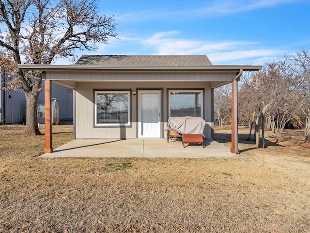 500 W Simpson Rd, Edmond, OK 73034 - rear view of property featuring a patio, a lawn, and a shingled roof