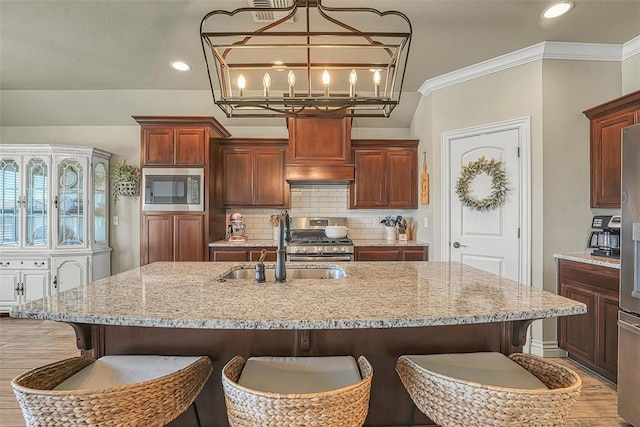 1101 Northridge Blvd, Altus, OK 73521 - kitchen featuring stainless steel appliances, a chandelier, backsplash, light wood-type flooring, and recessed lighting
