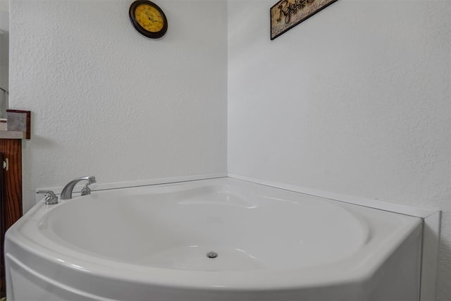 11221 N 1928th Rd, Sayre, OK 73662 - bathroom with a bath and a textured wall