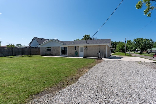 822 W Broadway St, Okemah, OK 74859 - ranch-style house with concrete driveway and brick siding