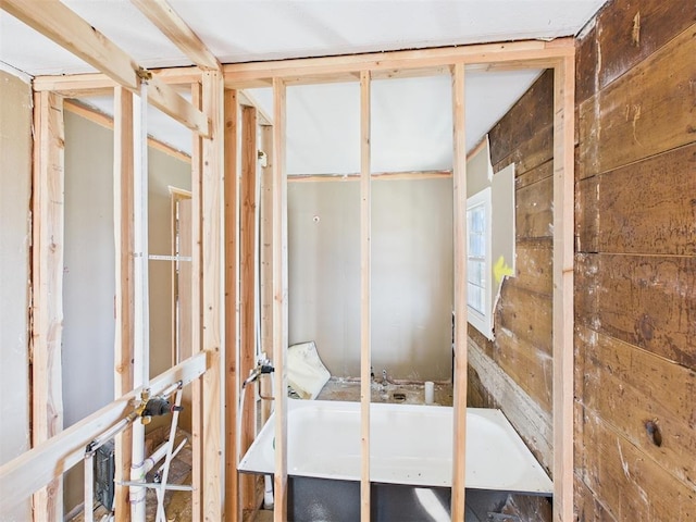 410 S Lowe Ave, Pauls Valley, OK 73075 - bathroom with a tub