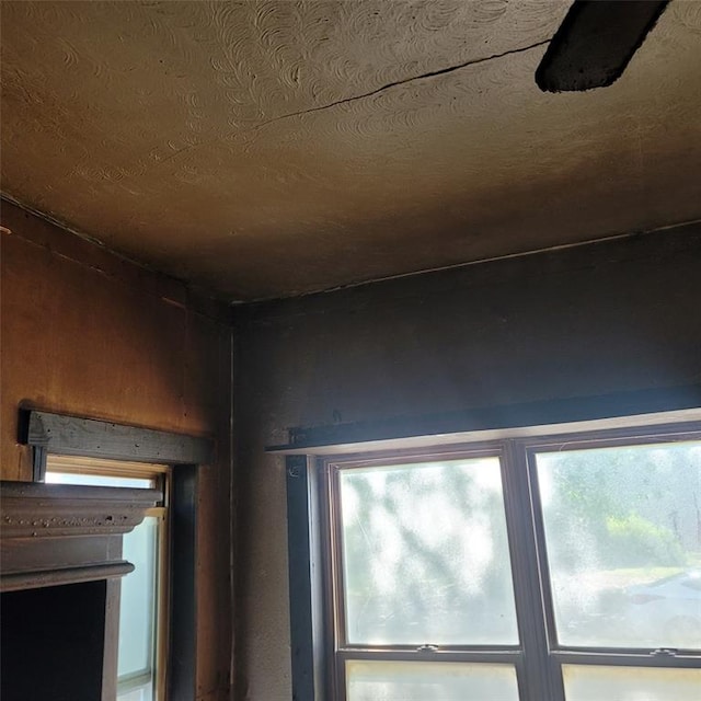 608 7th St, Woodward, OK 73801 - detailed view of a textured ceiling