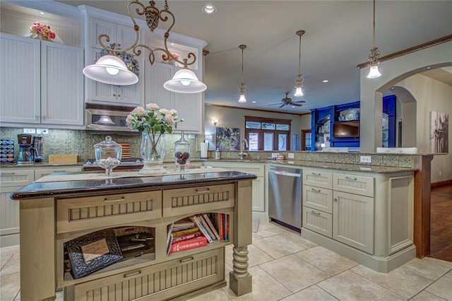 kitchen with appliances with stainless steel finishes, a ceiling fan, tasteful backsplash, crown molding, and recessed lighting
