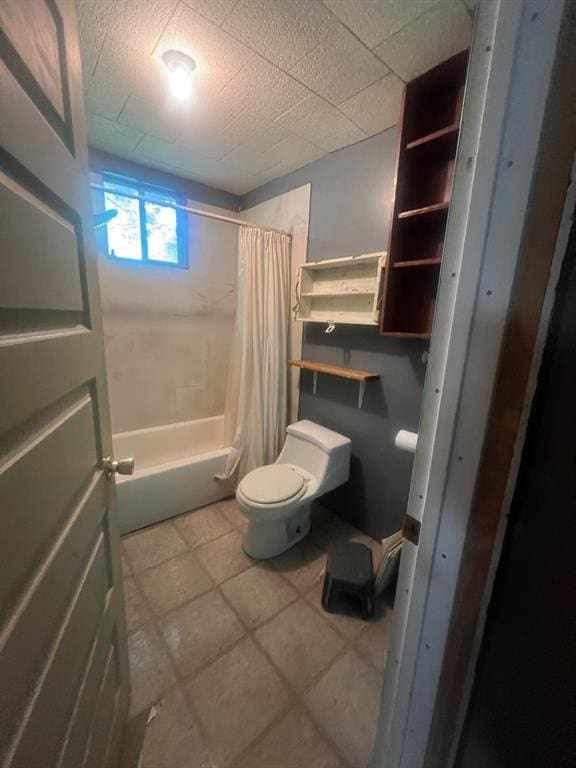 1139 E 2nd St, Cushing, OK 74023 - full bath featuring toilet and shower / bathtub combination with curtain