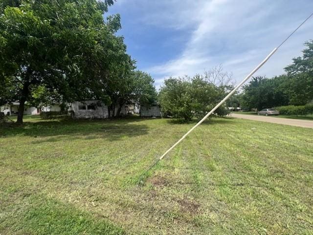 1139 E 2nd St, Cushing, OK 74023 - view of grassy yard