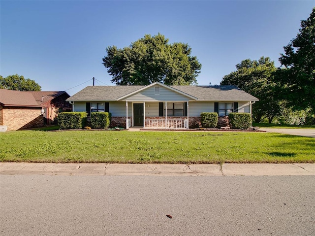 1810 Spring Ave, Stroud, OK 74079 - ranch-style home featuring a porch and a front lawn
