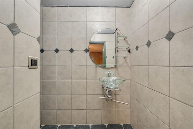 2527 NW 62nd St Unit 214, Oklahoma City, OK 73112 - bathroom featuring tiled shower and a sink