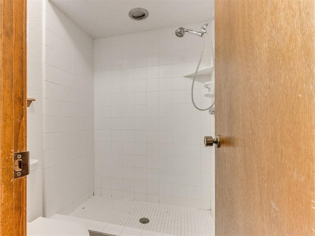 804 Royal Ln, Yukon, OK 73099 - bathroom featuring tiled shower