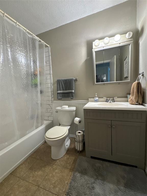35352 Ew 1260th Rd, Seminole, OK 74868 - bathroom featuring a textured ceiling, shower / tub combo, vanity, tile patterned floors, and wainscoting