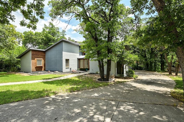 1810 Sandpiper Dr, Edmond, OK 73034 - view of front of house with a front yard and driveway