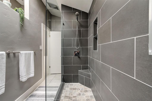 1810 Sandpiper Dr, Edmond, OK 73034 - bathroom featuring tiled shower and lofted ceiling