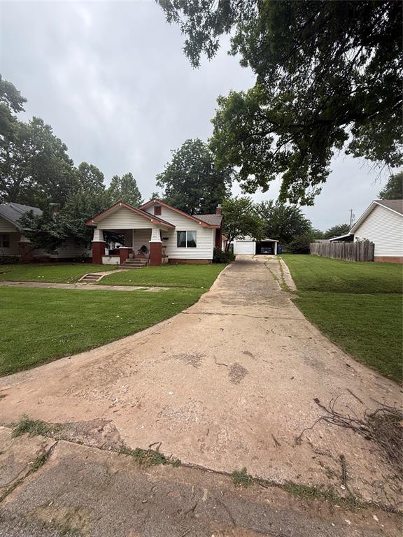 1522 S 9th St, Chickasha, OK 73018 - view of front of home featuring driveway