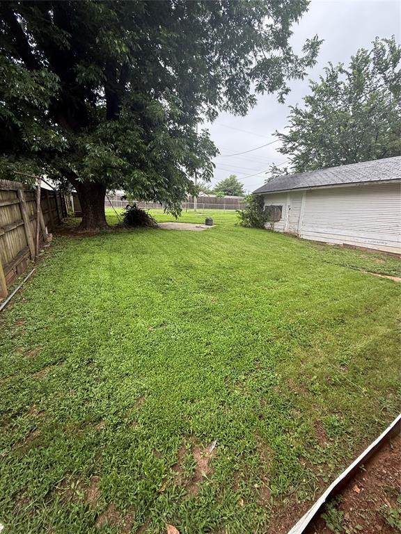 1522 S 9th St, Chickasha, OK 73018 - view of yard