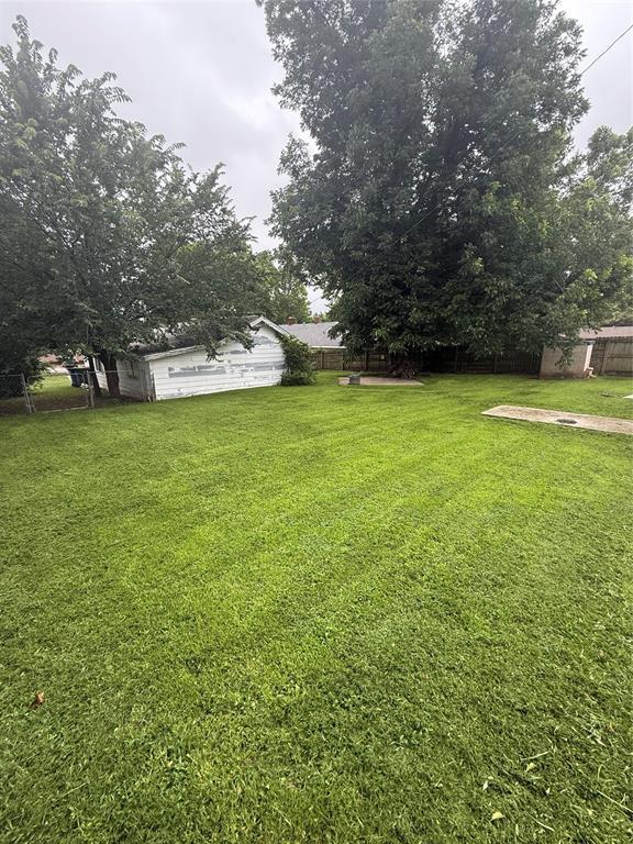1522 S 9th St, Chickasha, OK 73018 - view of yard