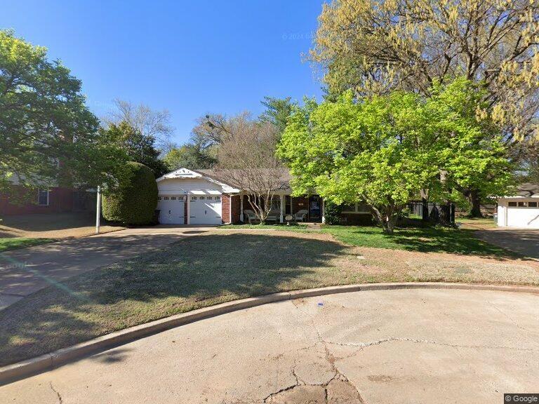 1109 Westbrooke Ter, Norman, OK 73072 - view of front of property with a front yard, driveway, and a garage