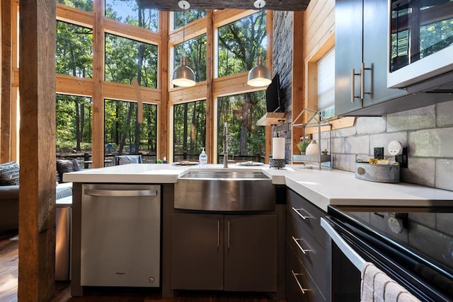 173 Guppy Ln, Hochatown, OK 74728 - kitchen featuring appliances with stainless steel finishes, light countertops, plenty of natural light, and a peninsula