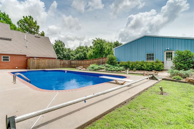 11748 SW 54th St, Mustang, OK 73064 - view of swimming pool featuring a fenced backyard and a diving board