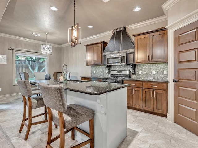 16117 Cale Dr, Edmond, OK 73013 - kitchen featuring stainless steel appliances, a kitchen island with sink, a breakfast bar, dark stone counters, and a chandelier