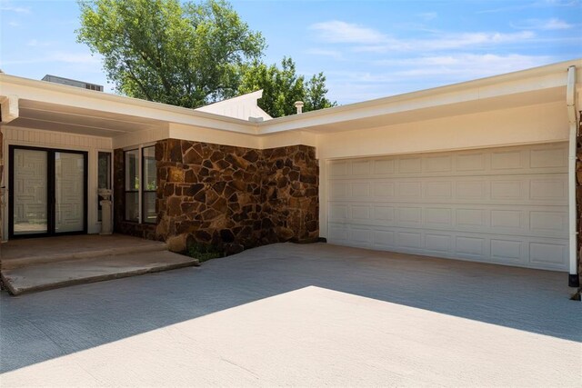 2104 Brookhaven Dr, Edmond, OK 73034 - view of garage
