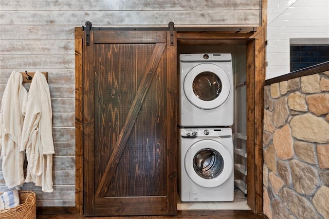 180 Black Jack Trl, Hochatown, OK 74728 - laundry area featuring estacked washer and dryer and a barn door
