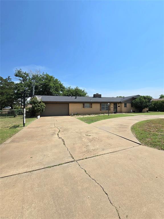 2015 Willard Dr, Altus, OK 73521 - single story home with curved driveway, a garage, and a front yard