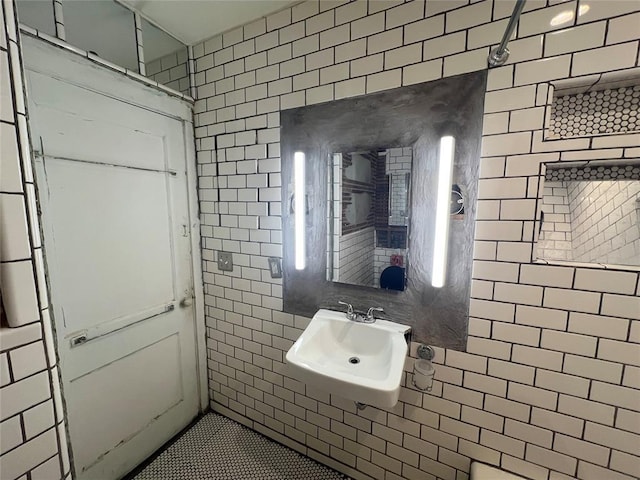 316 N University Blvd, Norman, OK 73069 - bathroom with tile walls