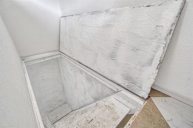 1608 Truman Dr, Altus, OK 73521 - detailed view of a textured wall