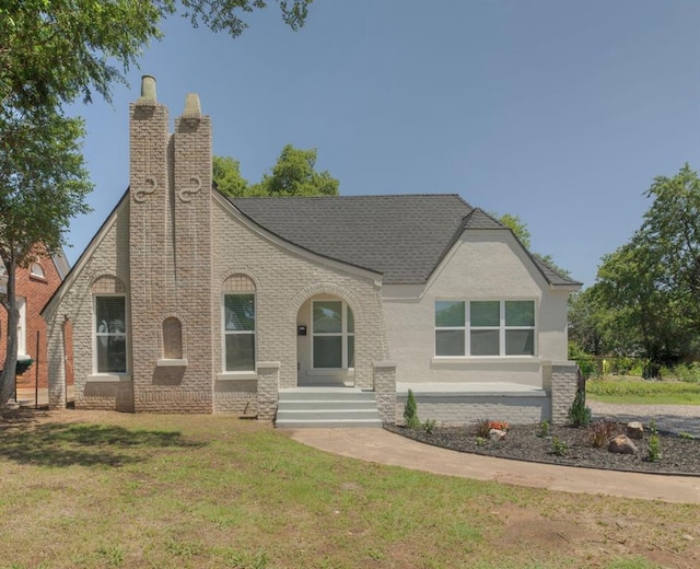1109 NE 17th St, Oklahoma City, OK 73111 - view of front of property with a front lawn and brick siding