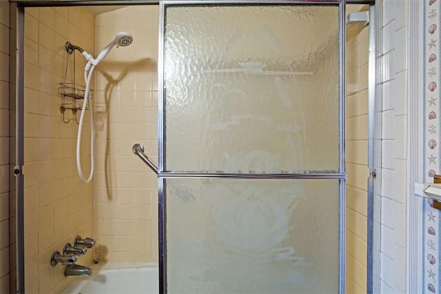 3913 SE 14th Pl, Oklahoma City, OK 73115 - bathroom with bath / shower combo with glass door