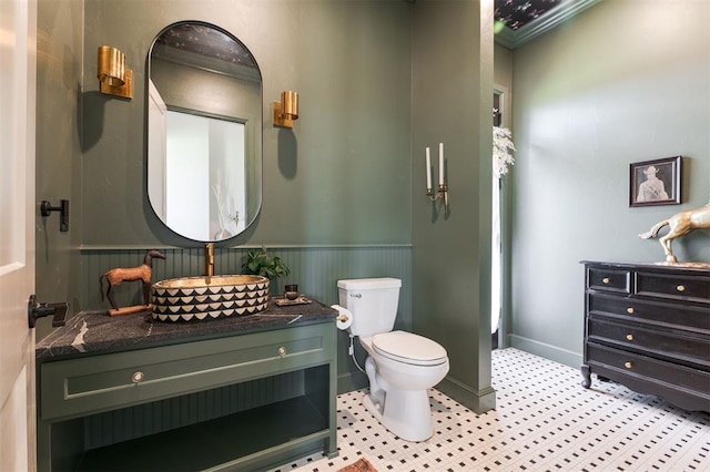 501 Old Creek Rd, Edmond, OK 73034 - bathroom with vanity, crown molding, and wainscoting